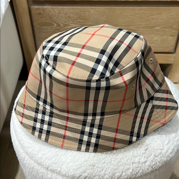 Burberry - Picture 1 of 4